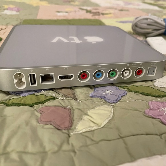 First Generation Apple TV - Picture 4 of 4